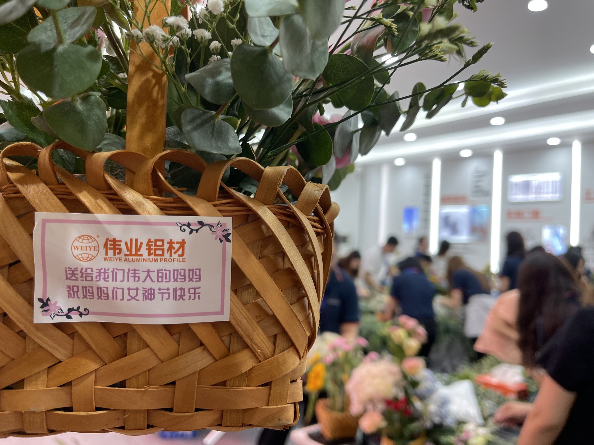 南宫NG28铝材 | 送她幼花花，把爱给妈妈